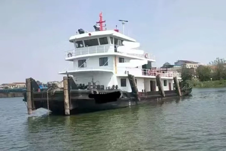 Lodret stern propel slæbebåd
